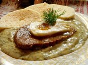 Koprová omáčka s dušeným hovězím a vejcem, houskový knedlík