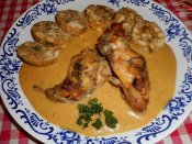 Špikovaný pečený králík na smetaně s karlovarským knedlíkem Láznička