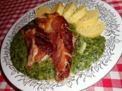 Uzené koleno, bramborový knedlík, dušený špenát