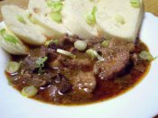 Zabijačkový guláš, houskový knedlík