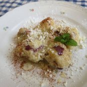 Ovocný knedlík z bramborového těsta se strouhanými jablky