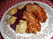 Pečené husí krky, červené kysané zelí, chlupaté knedlíky Láznička