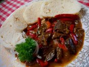 Houbový guláš s kapií, houskový knedlík Láznička