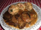 Vepřová pečeně na houbách, špekový knedlík Láznička