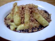 Bramborové šišky Láznička s povidly sypané strouhankou se skořicí