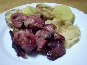 Naložené pečené koleno, dušené zelí, bramborový a karlovarský knedlík Láznička