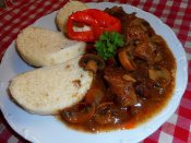 Krkonošský vepřový guláš, houskový knedlík Láznička