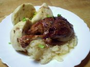 Pečená kachna, posvícenský knedlík, dušené bílé zelí