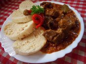 Segedínský guláš, houskový knedlík Láznička