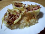 Bramborové knedlíky Láznička plněné uzenou vepřovou kýtou, dušené zelí