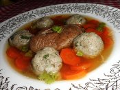 Hovězí polévka s játrovými knedlíčky