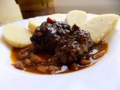Hovězí líčka na víně, bramborový knedlík Láznička