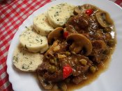 Pečená krkovice se žampiony, hráškem a česnekem, houskový bylinkový knedlík Láznička