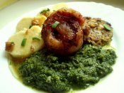 Pečená rolka z vepřového boku, špenát, houbová nádivka, bramborový knedlík Láznička