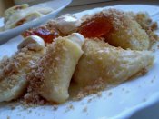 Bramborové taštičky plněné tvarohem a marmeládou z citrusových plodů