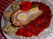 Vepřová krkovice plněná vejci pečená na leču, bylinkový knedlík houskový Láznička