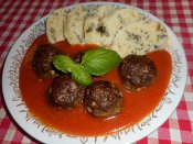 Masové kuličky v rajské omáčce, bylinkový knedlík houskový Láznička