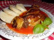 Plněné paprikové lusky s rajskou omáčkou, houskový knedlík Láznička