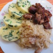 Bramborový knedlík s medvědím česnekem