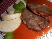 Rajská omáčka s perníkem, vařený hovězí krk, houskový knedlík Láznička