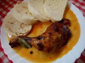 Kuřecí pečená stehna špikovaná uzenou slaninou na paprice a kurkumě, houskový knedlík Láznička