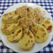 Řeznický bramborový knedlík se škvarky