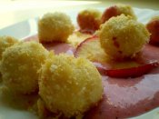 Tvarohové nočky s jahodovou omáčkou a karamelizovaným jablkem