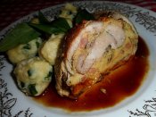 Vepřová pečeně s jarní nádivkou, jemné bramborové knedlíčky