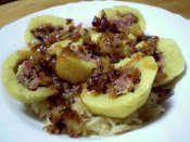 Bramborové knedlíky plněné uzeným masem