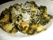 Bramborové noky s listovým špenátem a kuřecím masem