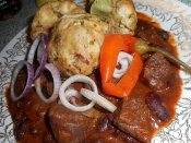 Hovězí guláš s fazolemi, špekový knedlík Láznička