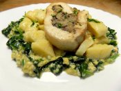 Jarní kuřecí roláda s medvědím česnekem, bramborové špalíčky Láznička