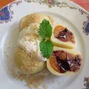 Meruňkový knedlík z tvarohového těsta s hořkou čokoládou