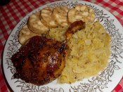 Pomalu pečená kachna, cuketové zelí, karlovarský knedlík Láznička