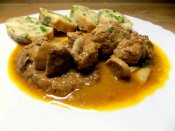 Vepřová krkovice na houbách, karlovarský knedlík Láznička