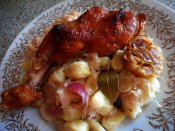 Špikované pečené uzené kuře, kysané zelí, bramborové špalíčky Láznička