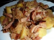 Bramborové špalíčky Láznička, kysané zelí, uzené maso