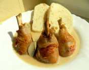 Kuřecí paličky se žampionovým krémem, houskový knedlík Láznička