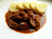 Kachní droby na česneku, bramborový knedlík Láznička