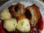 Vepřová panenka plněná švestkami a brusinkami, brusinková omáčka, jemné bramborové knedlíky