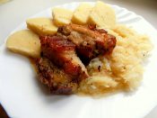 Vepřový bok na česneku, dušené zelí, bramborový knedlík Láznička