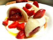 Jahodové knedlíky Láznička se zakysanou smetanou