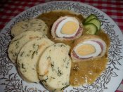 Vepřové rolky pečené v okurkové omáčce, houskový bylinkový knedlík Láznička