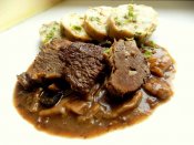 Hovězí krk po myslivecku, karlovarský knedlík Láznička