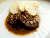 Hovězí znojemská, houskový knedlík Láznička