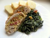 Kuřecí rolky s nádivkou, dušený listový špenát, bramborový knedlík Láznička