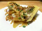 Bramborová roláda plněná uzeným masem a pestem z medvědího česneku, dušené kysané zelí