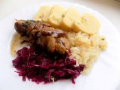 Špízy z kachních prsou se žampiony, dva druhy zelí, bramborový knedlík Láznička