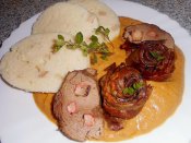 Pštrosí rolky a plátky alá svíčková, houskový knedlík Láznička