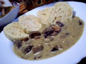 Houbová omáčka s houskovým knedlíkem